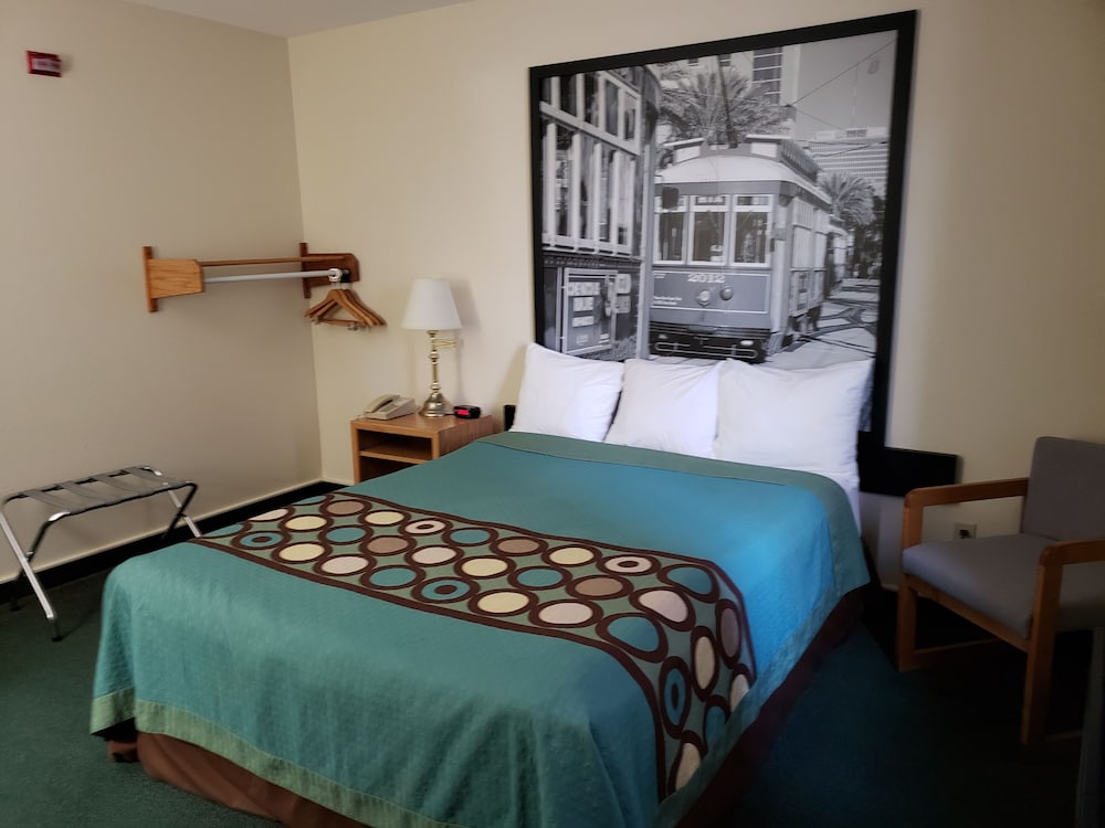 Super 8 By Wyndham Moose Jaw Sk Can Expedia Au