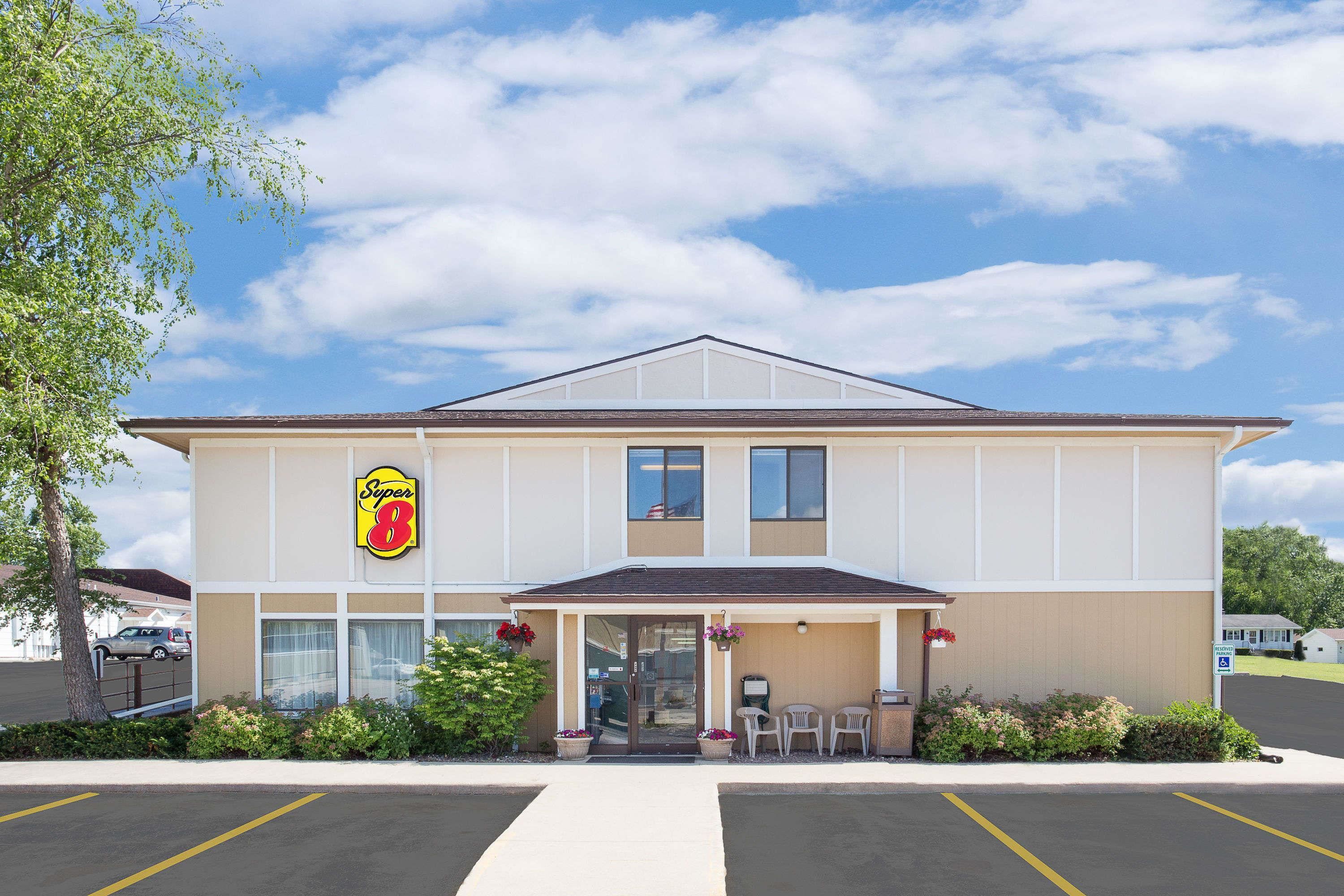 Super 8 By Wyndham Beaver Dam In Beaver Dam Wi Expedia