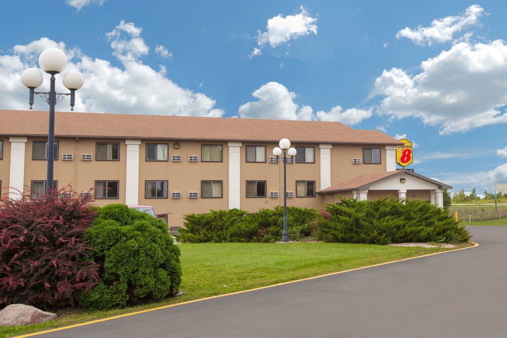 Super 8 By Wyndham Clear Lake In Mason City Hotel Rates Reviews Featured Image