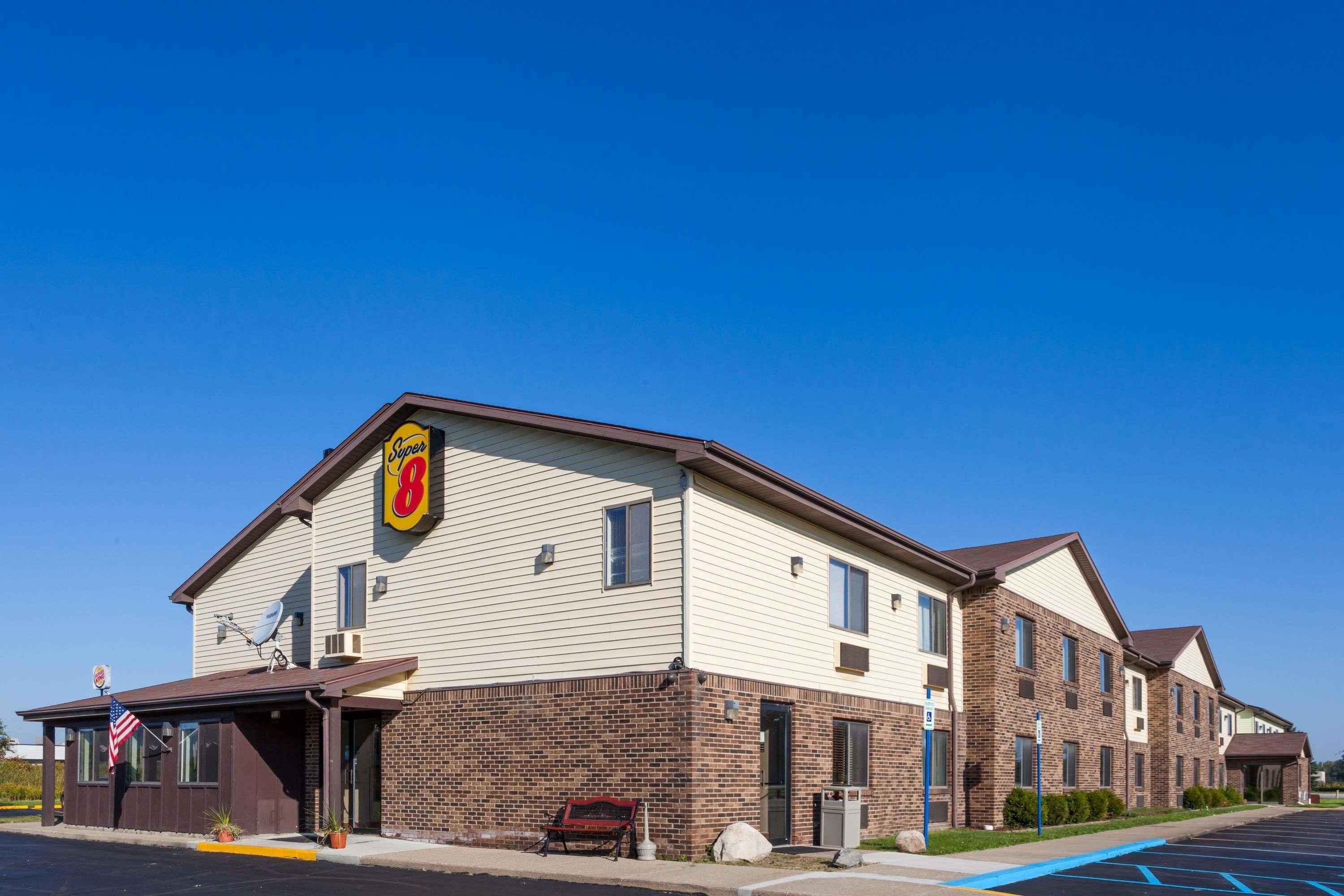 Super 8 by Wyndham Imlay City in Flint, United States