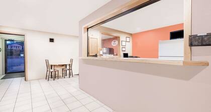 Super 8 by Wyndham Belle Fourche SD