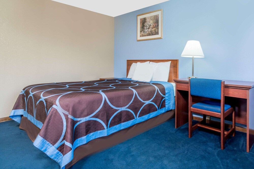 Room, Super 8 by Wyndham Mankato