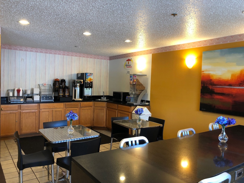 Breakfast area, Super 8 by Wyndham Front Royal