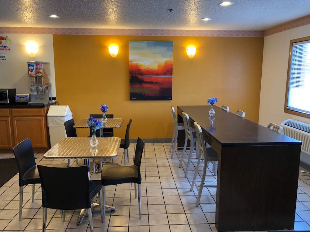 Breakfast area, Super 8 by Wyndham Front Royal