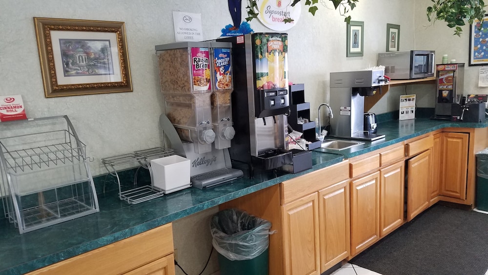 Breakfast area, Super 8 by Wyndham Pontoon Beach IL/St. Louis MO Area