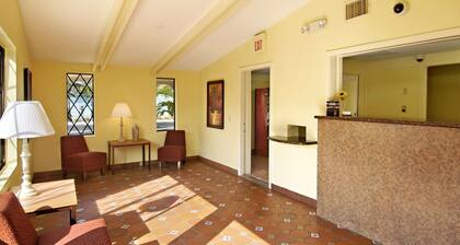 Super 8 by Wyndham Lantana West Palm Beach