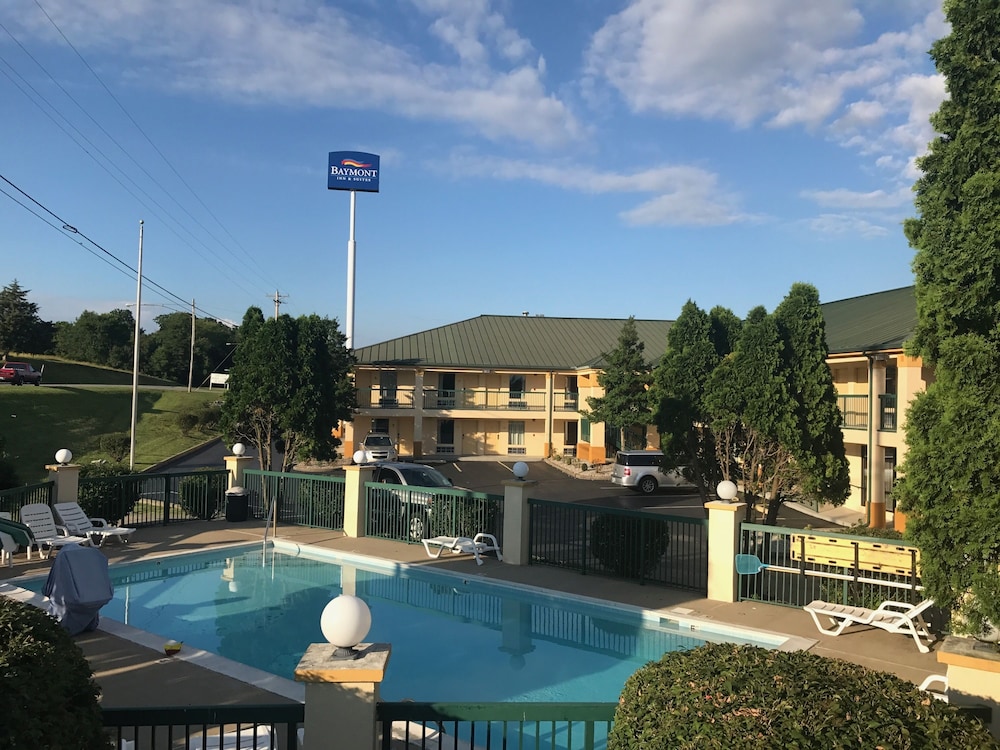 Outdoor pool, Baymont by Wyndham Cave City