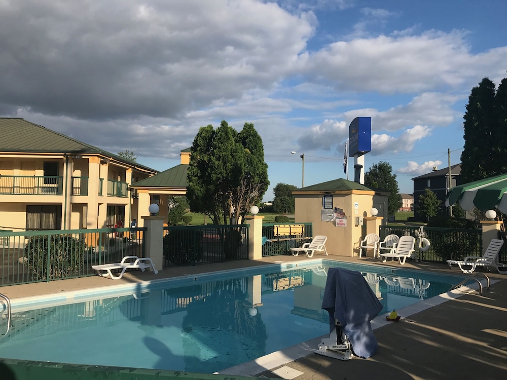 Outdoor pool, Baymont by Wyndham Cave City