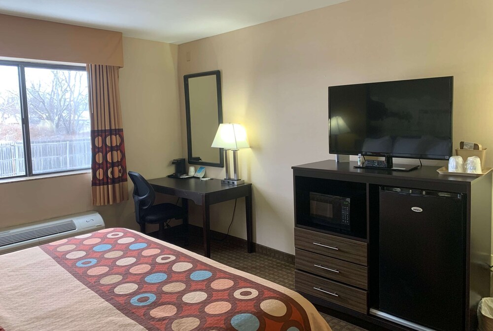 Super 8 by Wyndham Liverpool/Clay/Syracuse Area