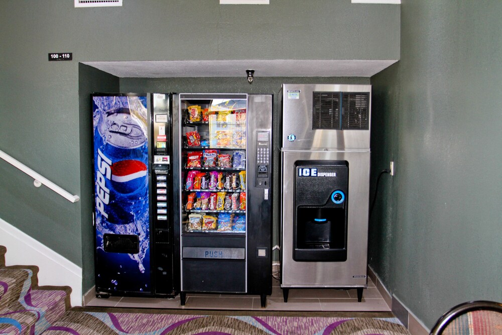 Vending machine, Super 8 by Wyndham Kansas City