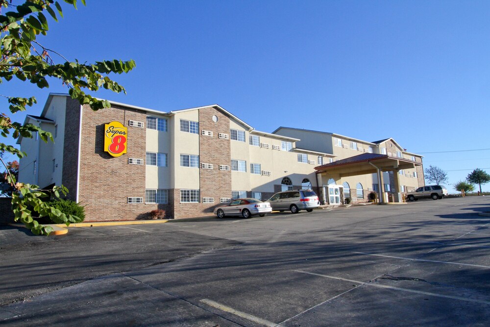 Parking, Super 8 by Wyndham Kansas City