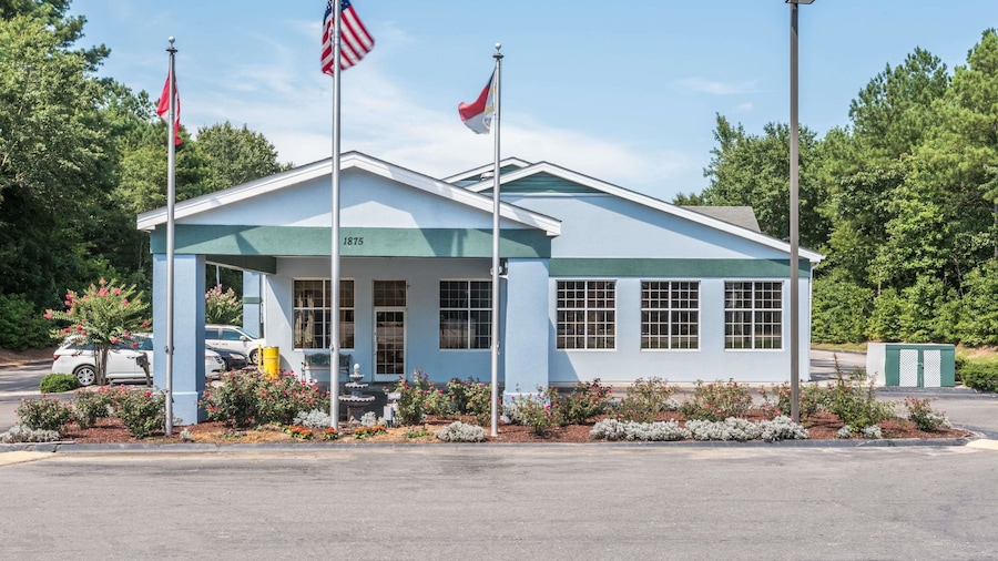 Super 8 by Wyndham Fayetteville