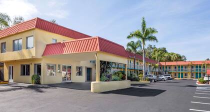 Super 8 by Wyndham Sarasota Near Siesta Key