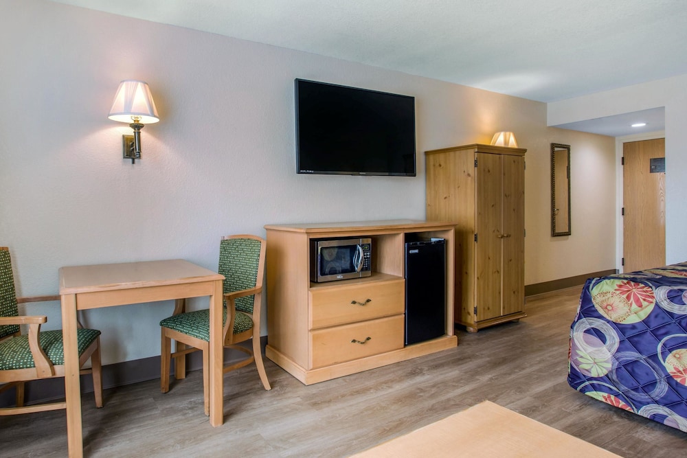 Rodeway Inn & Suites near Outlet Mall - Asheville