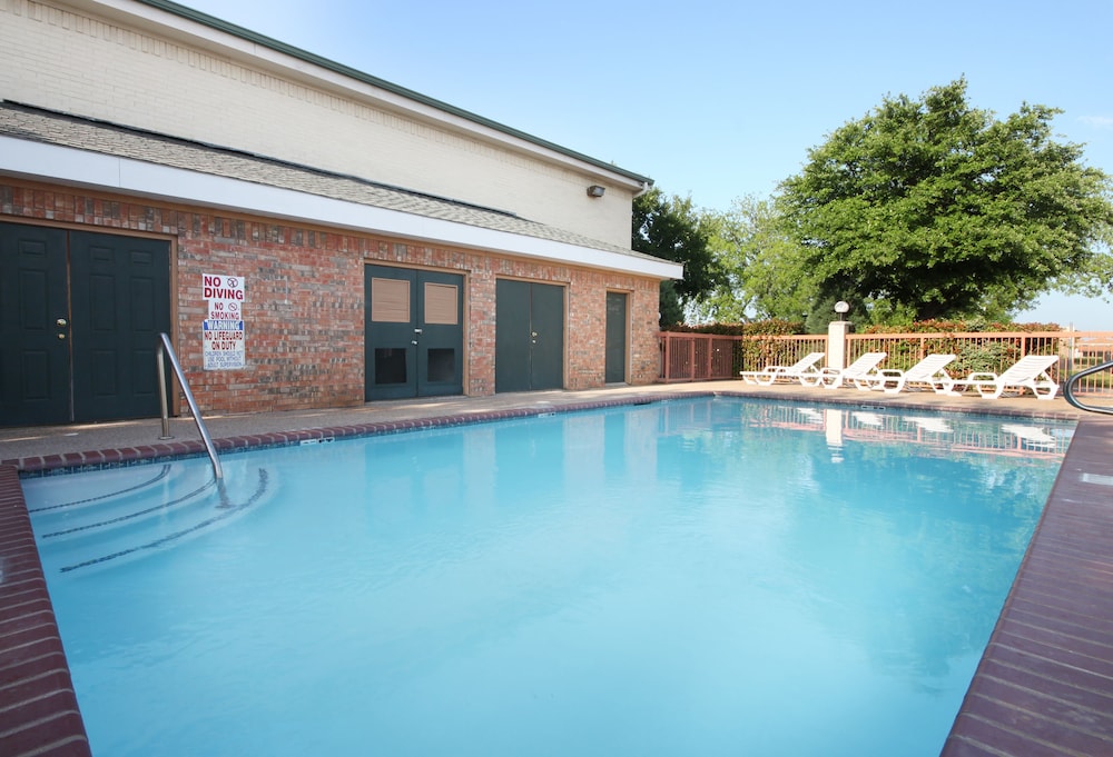 Outdoor pool, Super 8 by Wyndham Arlington Near AT&T Stadium