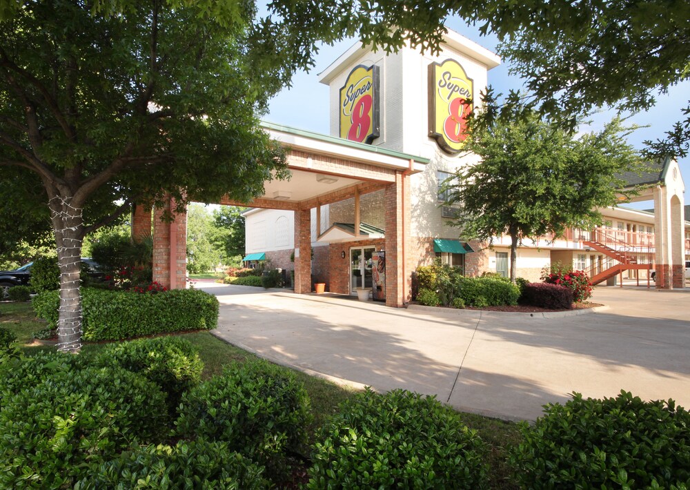 Super 8 by Wyndham Arlington Near AT&T Stadium