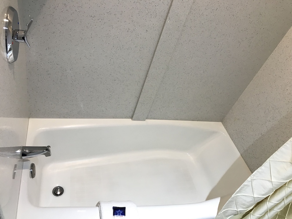 Deep soaking bathtub, Motel 6 Atlanta, GA - Midtown