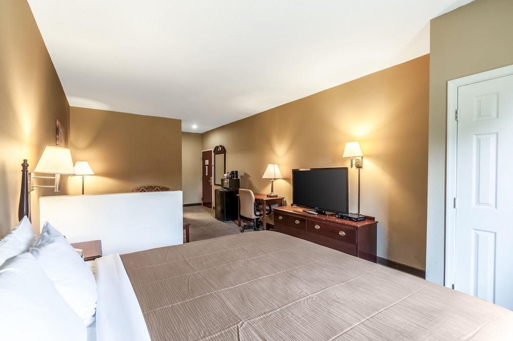 Room, Econo Lodge Inn & Suites