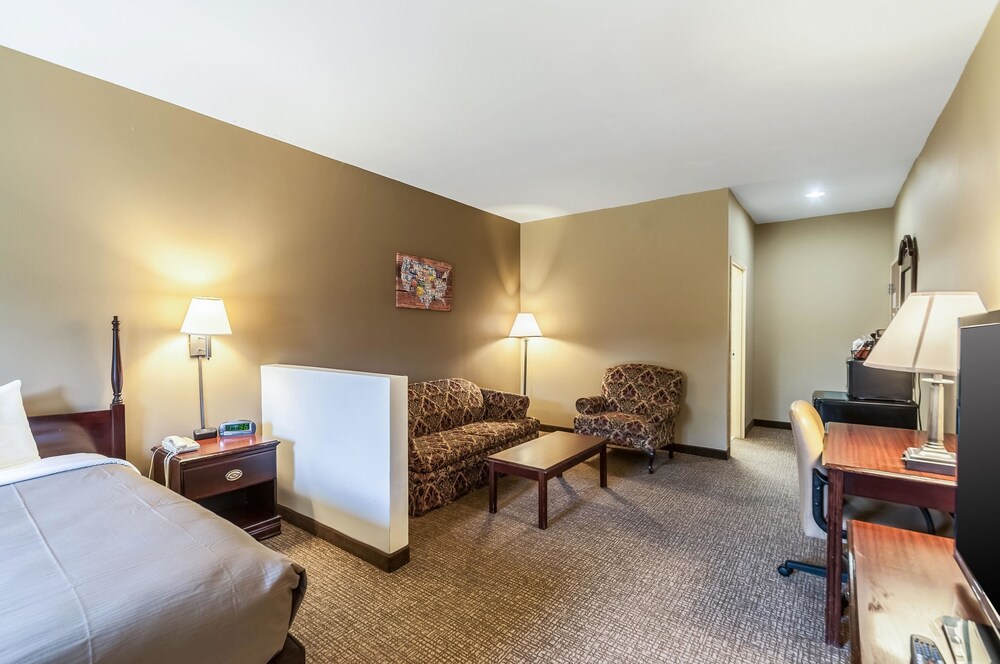 Econo Lodge Inn & Suites