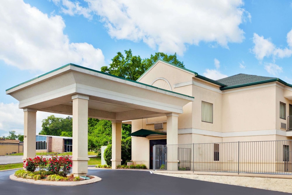 Super 8 by Wyndham Ft. Oglethorpe GA/Chatt TN Area