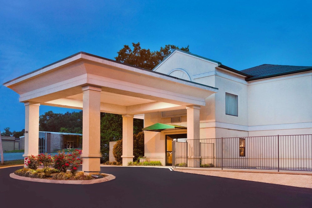 Super 8 by Wyndham Ft. Oglethorpe GA/Chatt TN Area in Fort Oglethorpe, United States