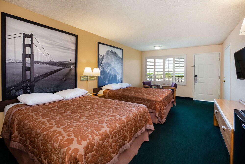 Super 8 by Wyndham Lindsay Olive Tree