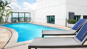 Piscina externa, espreguiçadeiras