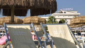 Spiaggia privata, sabbia bianca, ombrelloni, pallavolo