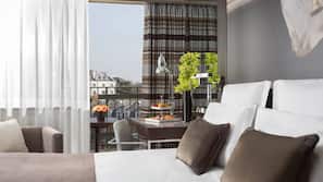 Minibar, in-room safe, desk, iron/ironing board