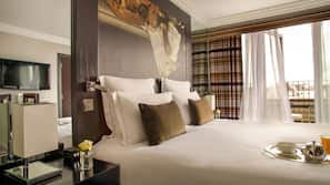 Minibar, in-room safe, desk, iron/ironing board