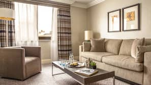 Minibar, in-room safe, desk, iron/ironing board