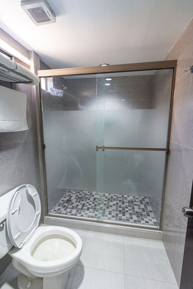 Bathroom, Best Western Hotel Plaza Matamoros