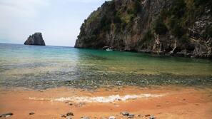 Una spiaggia nelle vicinanze, lettini da mare, ombrelloni