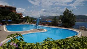 Piscina all'aperto, ombrelloni da piscina, lettini