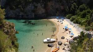 Una spiaggia nelle vicinanze, lettini da mare, ombrelloni
