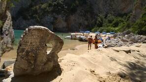 Una spiaggia nelle vicinanze, lettini da mare, ombrelloni