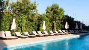 Piscine extérieure (ouverte en saison), parasols de plage