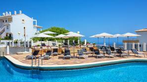 Piscine extérieure (ouverte en saison), parasols de plage