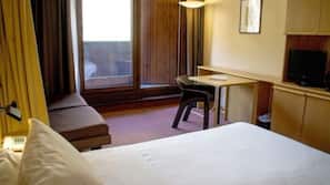 Minibar, coffre-forts dans les chambres, bureau