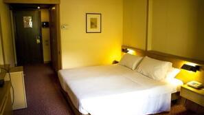 Minibar, coffre-forts dans les chambres, bureau