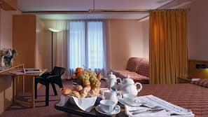 Minibar, coffre-forts dans les chambres, bureau