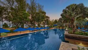 3 outdoor pools, pool umbrellas, pool loungers