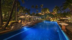 3 outdoor pools, pool umbrellas, pool loungers