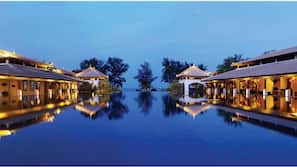 3 outdoor pools, pool umbrellas, pool loungers