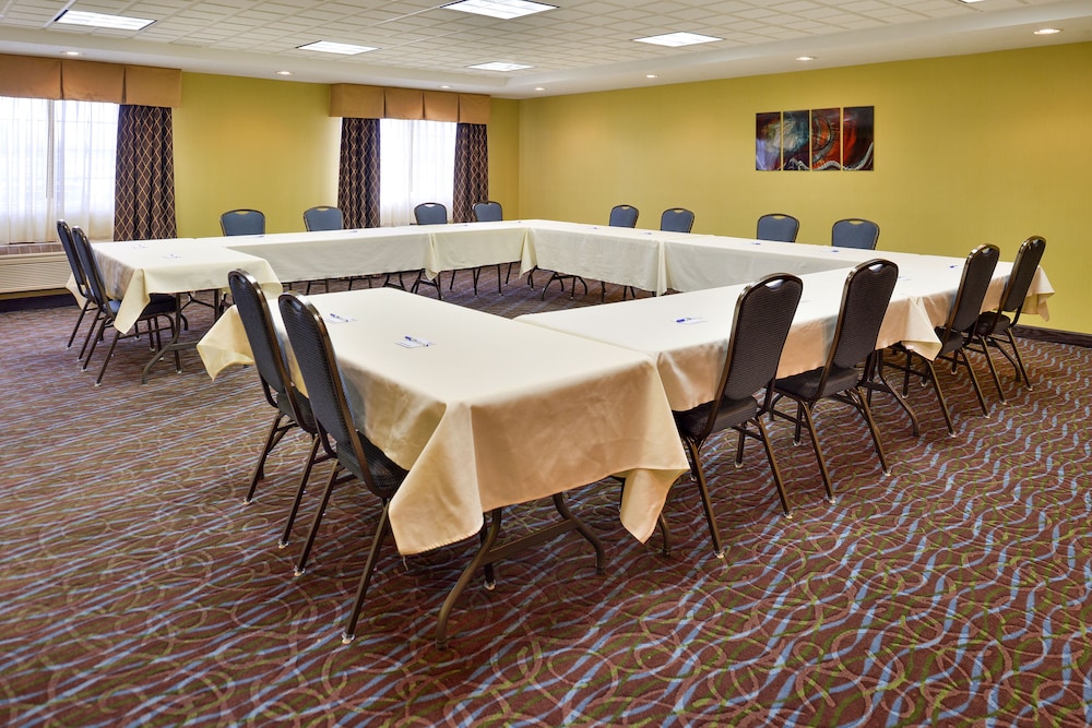 Holiday Inn Express Hotel & Suites Charlotte, an IHG Hotel