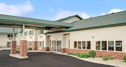 Super 8 by Wyndham Rogers Minnesota