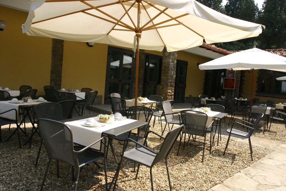 Outdoor dining, Hotel Villa Dei Bosconi