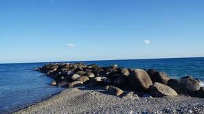 Una spiaggia nelle vicinanze, pallavolo, pesca