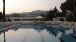 2 piscine all'aperto, lettini