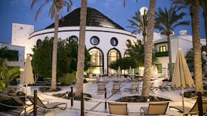 Una piscina cubierta, 3 piscinas al aire libre